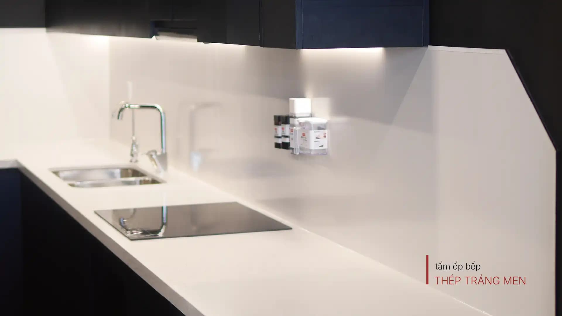 Tấm ốp bếp bằng thép tráng men cho căn hộ Urban Green Quốc lộ 13