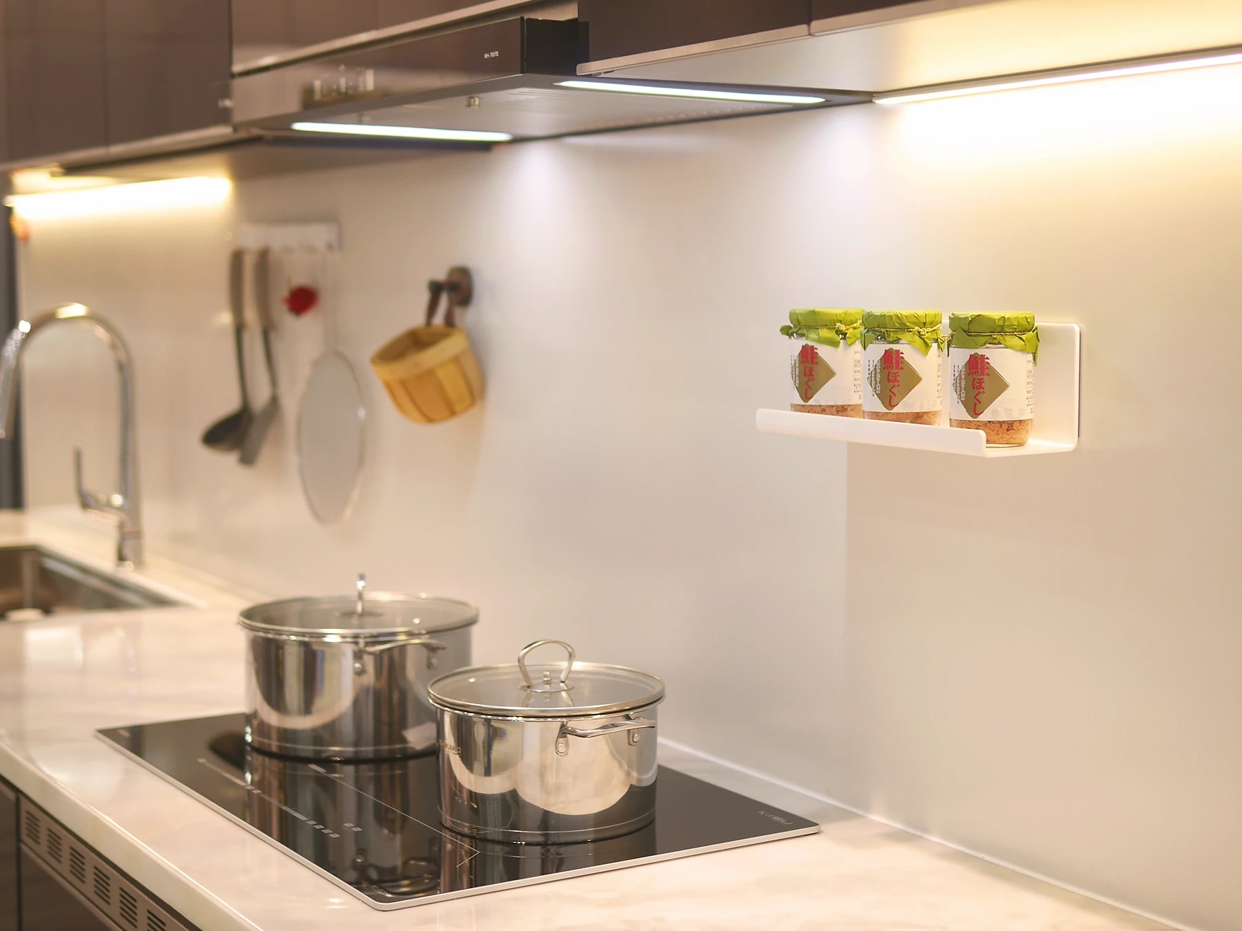 Showroom trưng bày tấm ốp bếp thép tráng men sứ Kurashi với phụ kiện nam châm gắn trên tường tại TP.HCM
