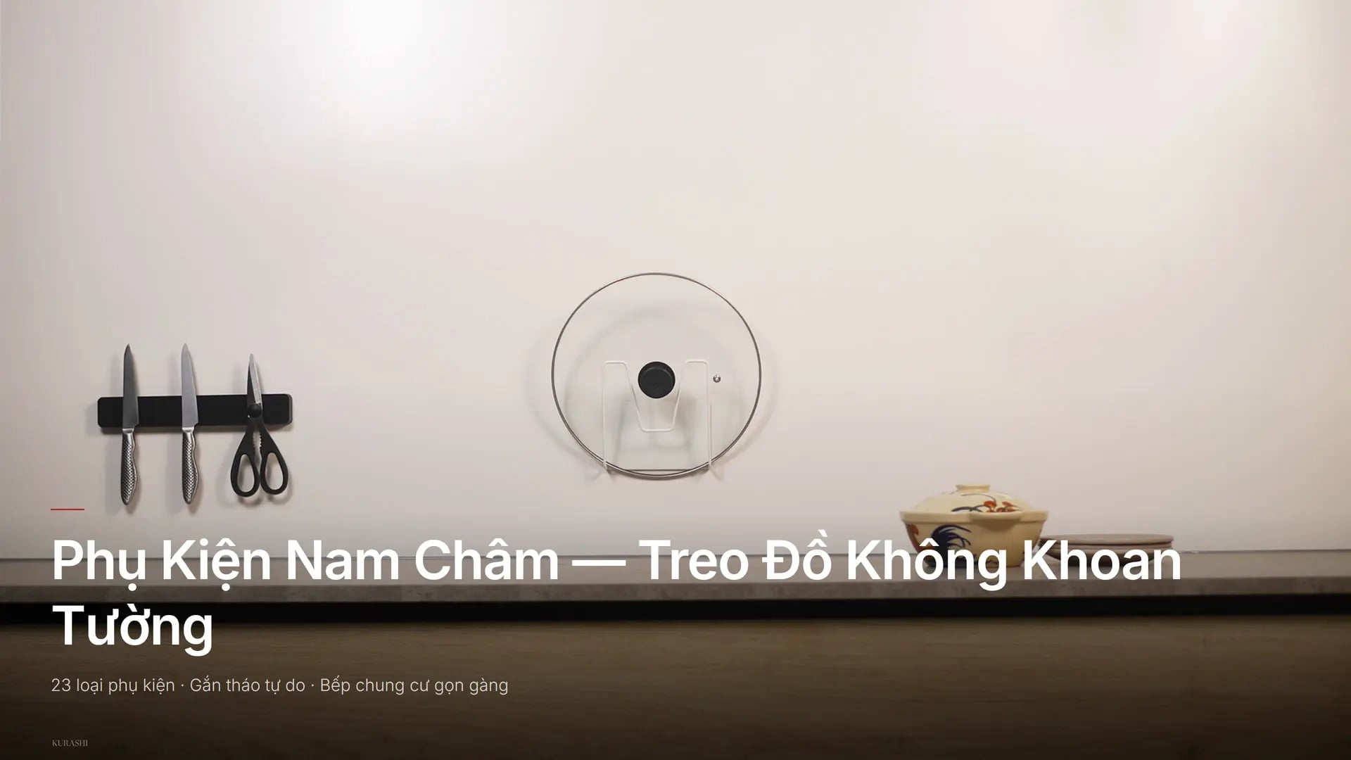 Phụ kiện bếp nam châm Kurashi gắn trên tấm ốp thép tráng men sứ trong bếp chung cư 5m²