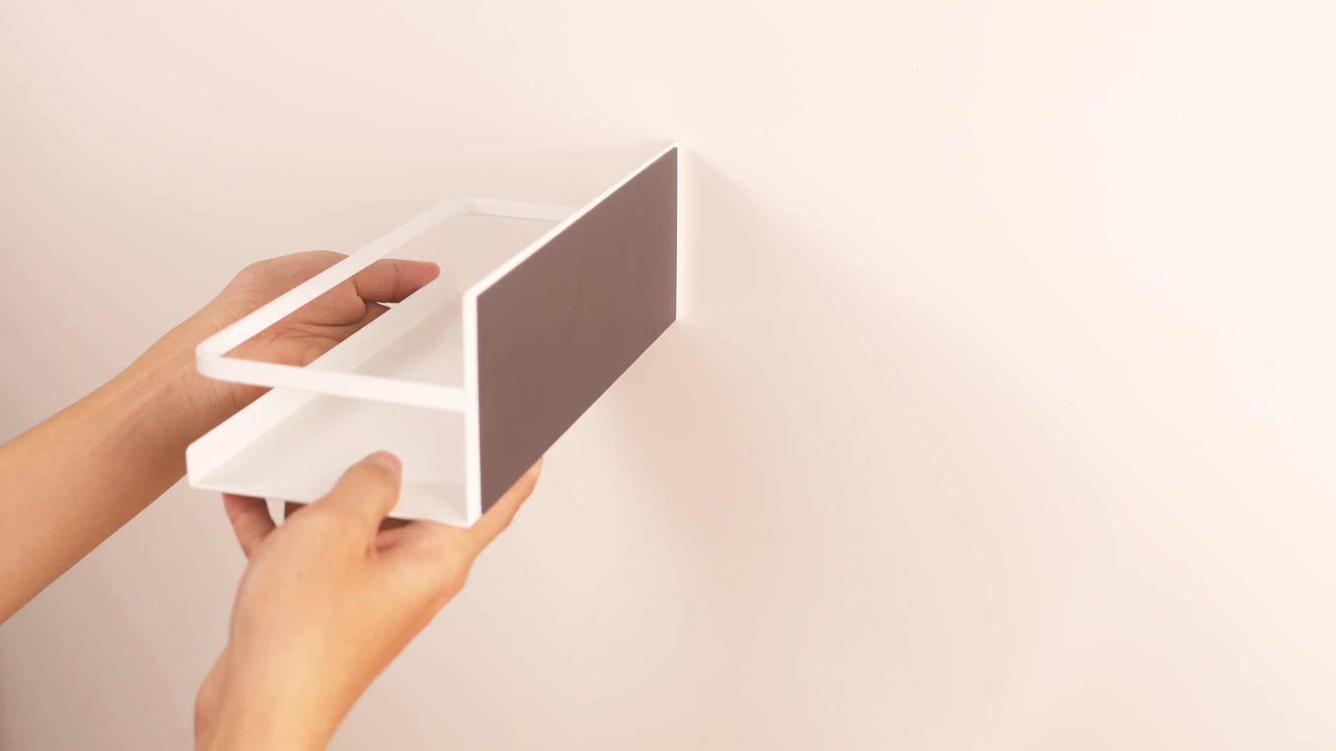 Phụ kiện kệ bếp hút vào tấm ốp thép tráng men nhờ lớp nam châm được tích hợp