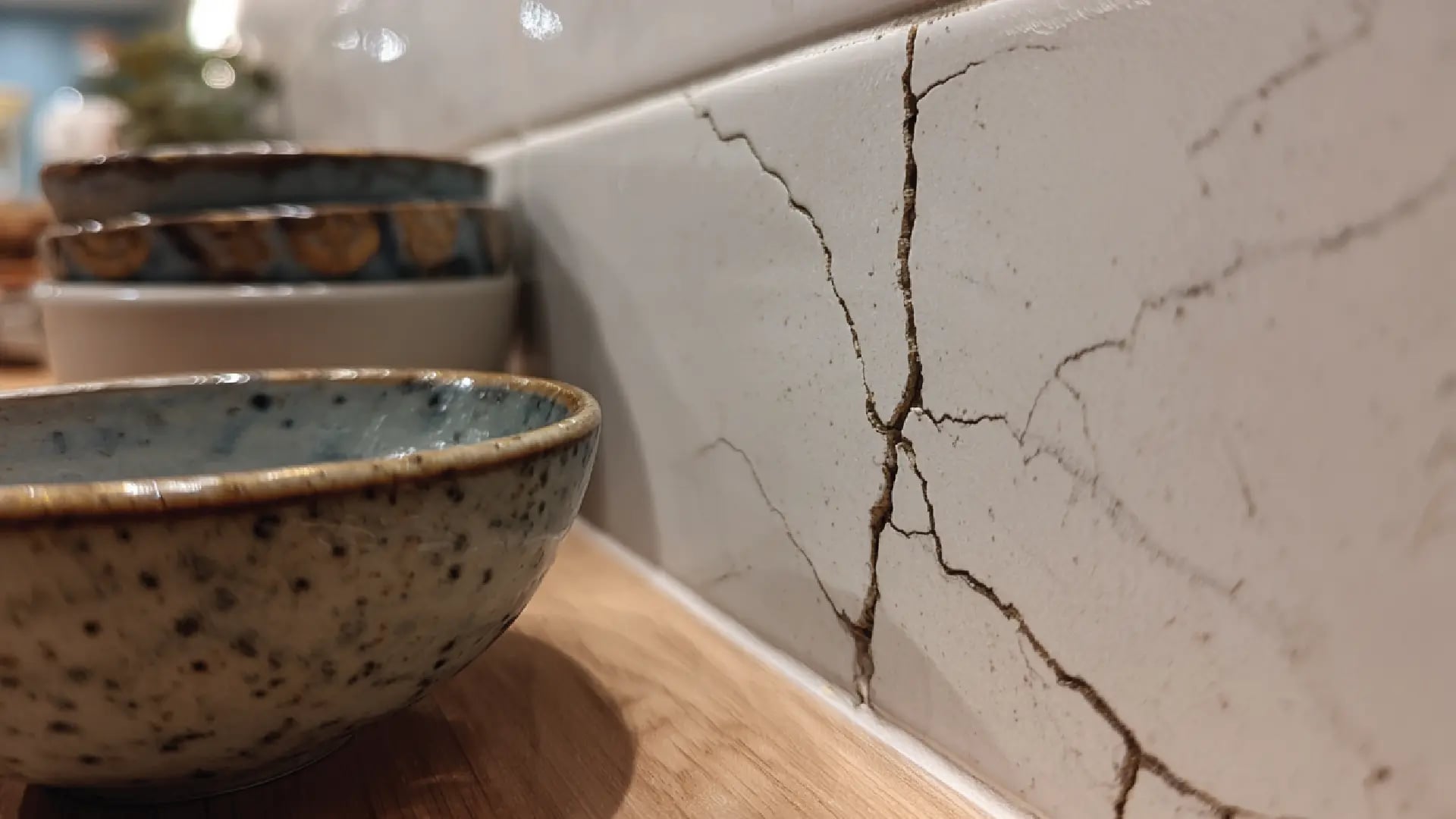 tấm ốp bếp bị nứt vỡ do tác động lực mạnh