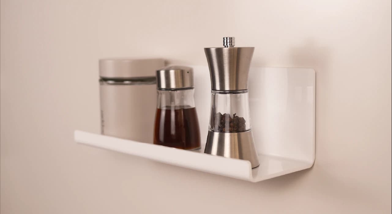 Kệ bếp nam châm nhỏ màu trắng đựng lọ gia vị và cối xay tiêu