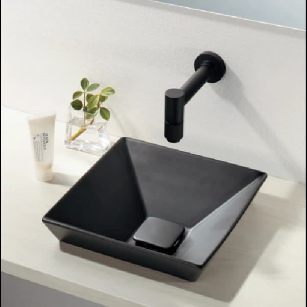 Vòi lavabo gắn tường màu đen với chậu đặt bàn vuông màu đen
