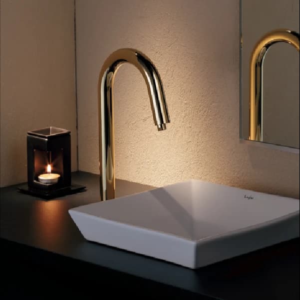 Vòi lavabo cổ cong cao màu vàng với chậu sứ vuông trắng