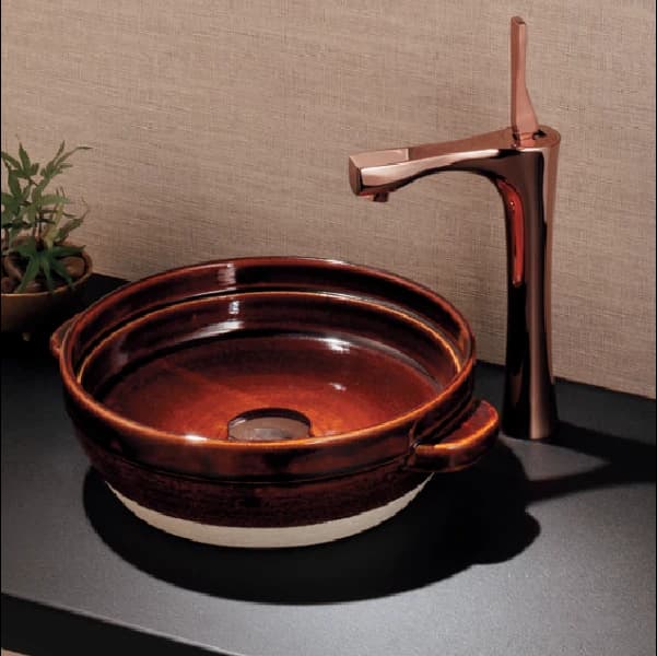 Vòi lavabo cổ cao màu rose gold với chậu gốm men nâu