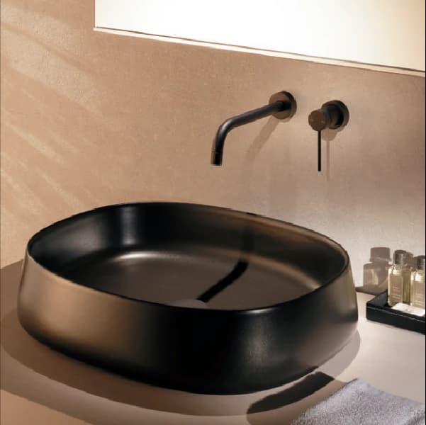 Vòi lavabo gắn tường màu đồng sẫm với chậu đặt bàn màu đồng