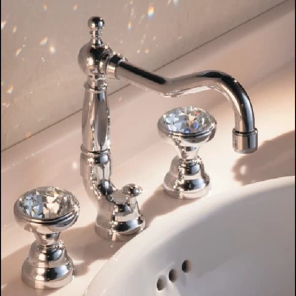 Vòi lavabo cổ điển tay vặn pha lê màu chrome lắp trên chậu sứ