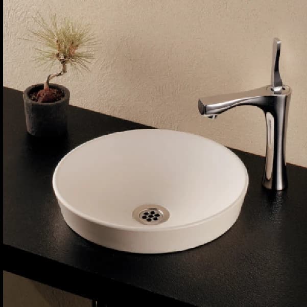 Vòi lavabo cổ cao một cần gạt màu chrome bên chậu sứ đặt bàn