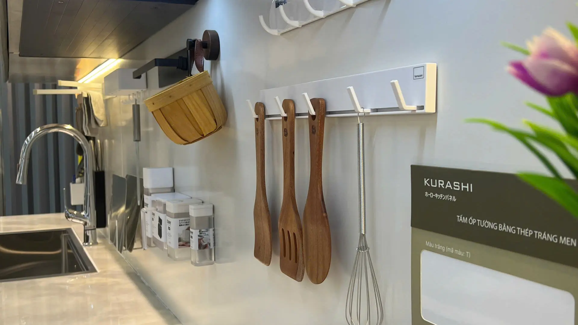 Hệ phụ kiện bếp nam châm Kurashi gồm kệ gia vị, giá dao, móc treo gắn trên tấm ốp thép tráng men sứ