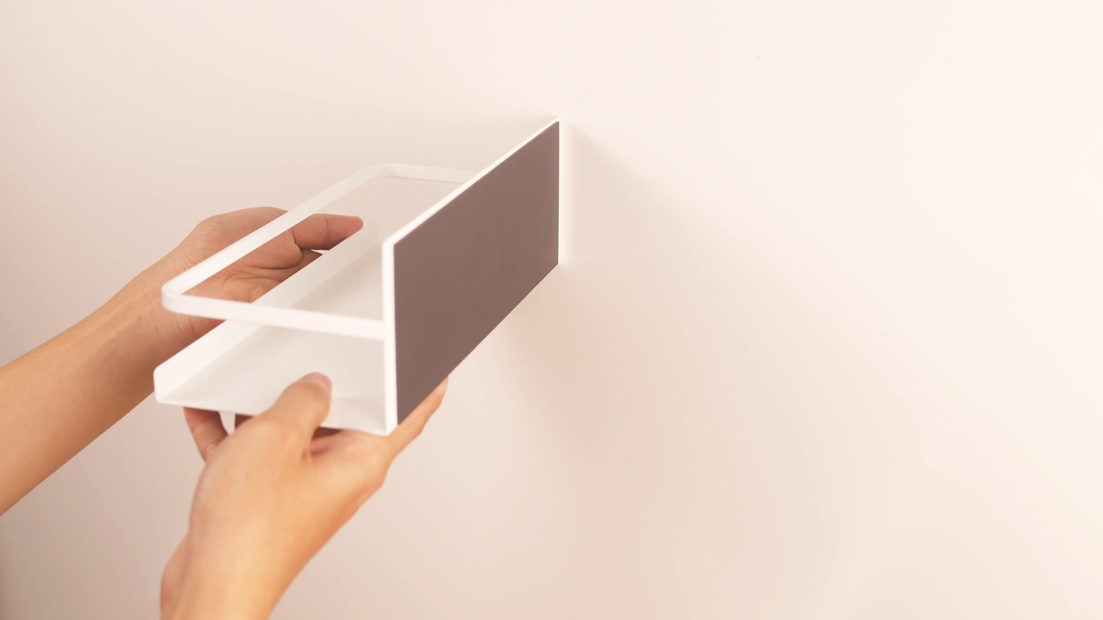 Phụ kiện kệ bếp hút vào tấm ốp thép tráng men nhờ lớp nam châm được tích hợp