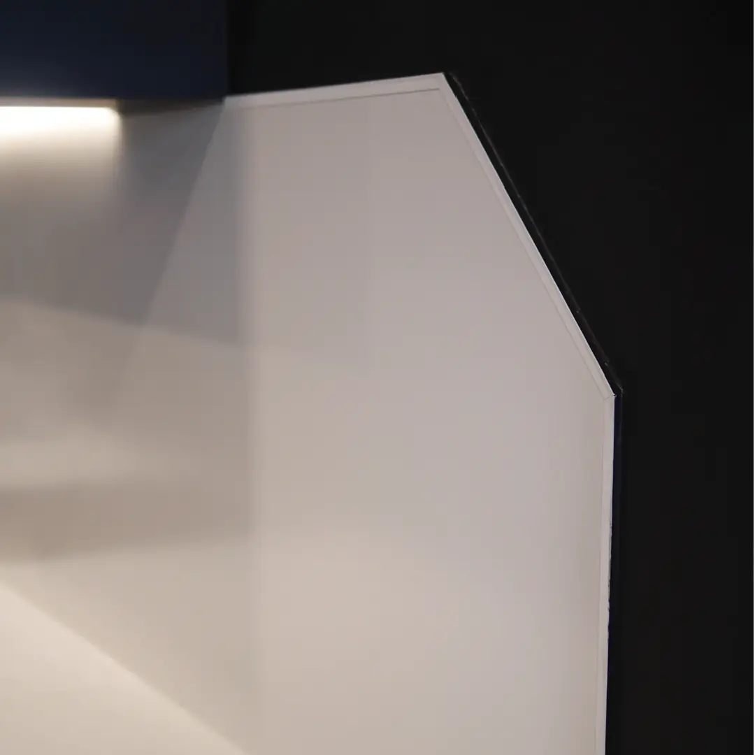 Thi công mép tấm ốp bằng nẹp chuyên dụng